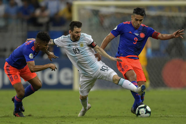 FOTO: Argentina mostró dos caras y perdió con Colombia en el debut