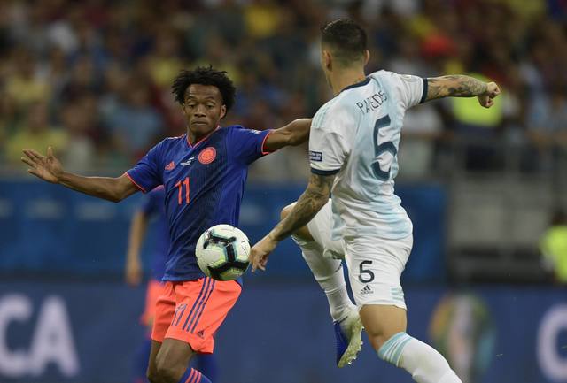 Argentina mostró dos caras y perdió con Colombia en el debut