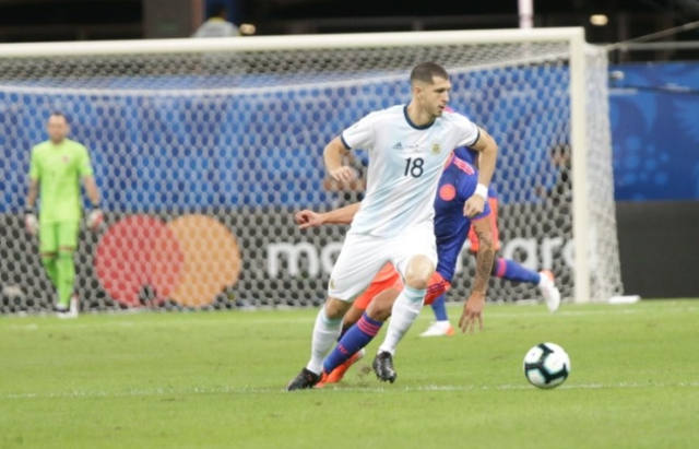 Argentina mostró dos caras y perdió con Colombia en el debut