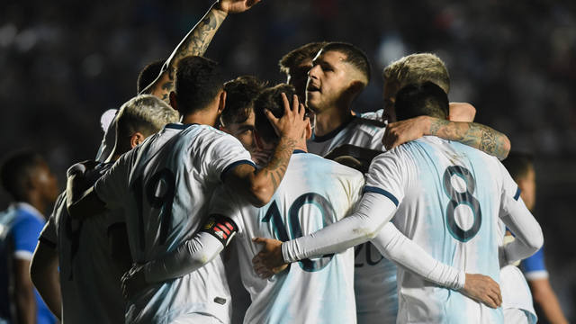 Argentina mostró dos caras y perdió con Colombia en el debut