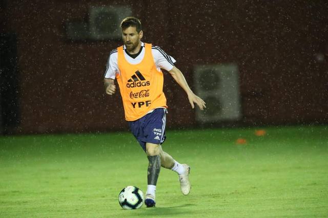 FOTO: Bajo la lluvia, la Selección entrenó en tierras brasileñas