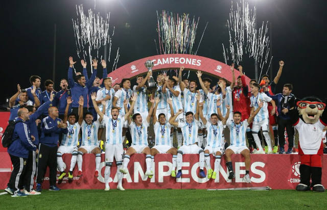 FOTO: Argentina perdió por goleada ante Ecuador pero gritó campeón