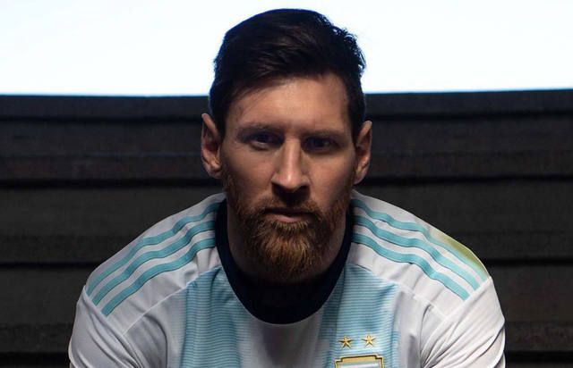 FOTO: Messi mostró la nueva camiseta de la Selección