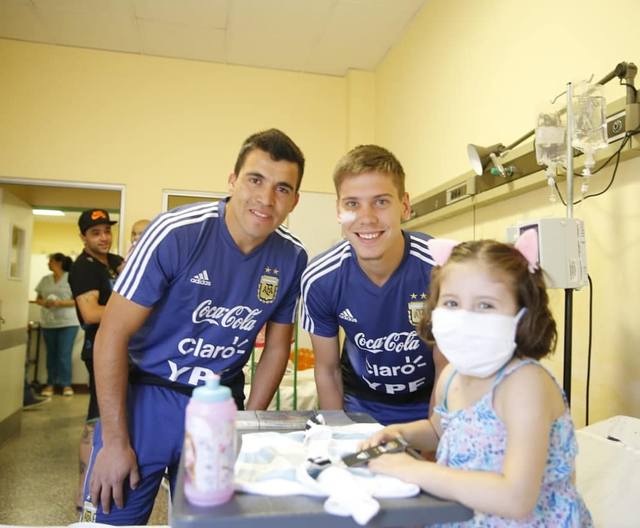 FOTO: La Selección visitó el Hospital de Niños de Córdoba
