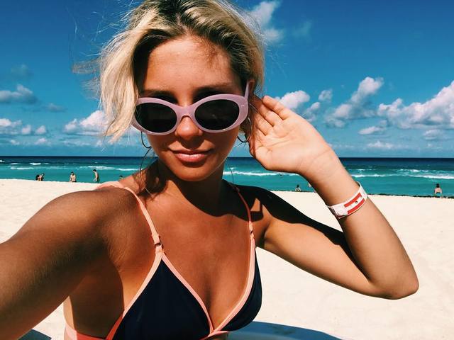 Conocé a la rubia que cantó el himno en el Kempes