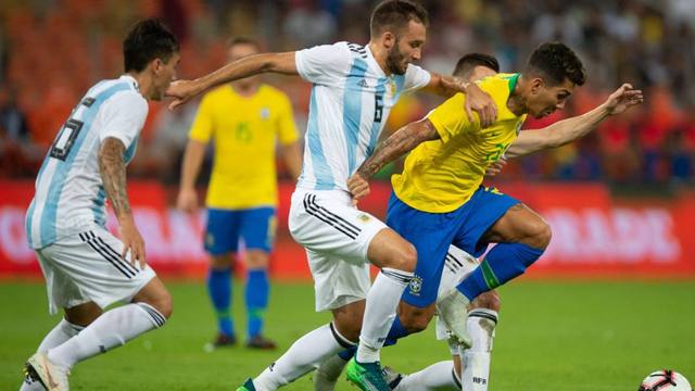 FOTO: Argentina se durmió en el último centro y perdió con Brasil