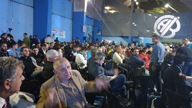 FOTO: Tensión en la asamblea de Belgrano: no se aprobó el balance