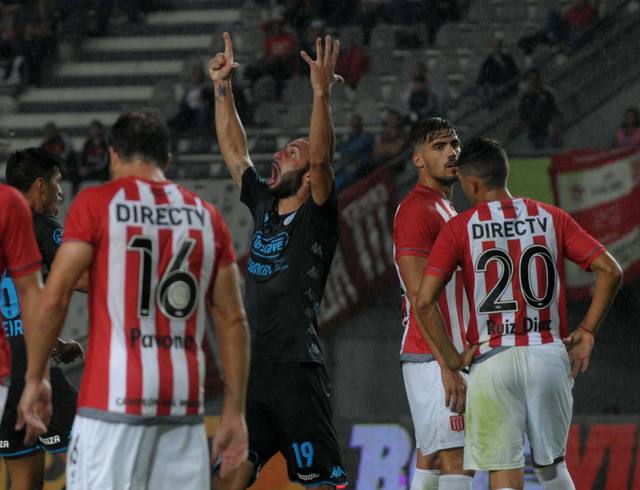 FOTO: Guevgeozián grita el gol del triunfo de Belgrano.