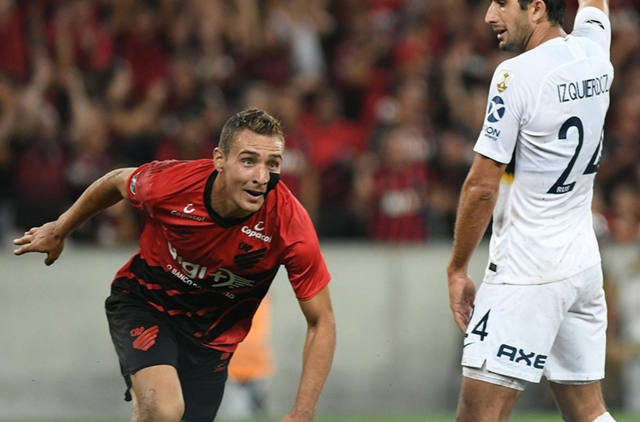 Con tres de Marco Ruben, Paranaense goleó a Boca