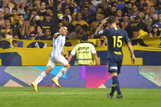 FOTO: Barbona festeja el gol de la victoria de los tucumanos.