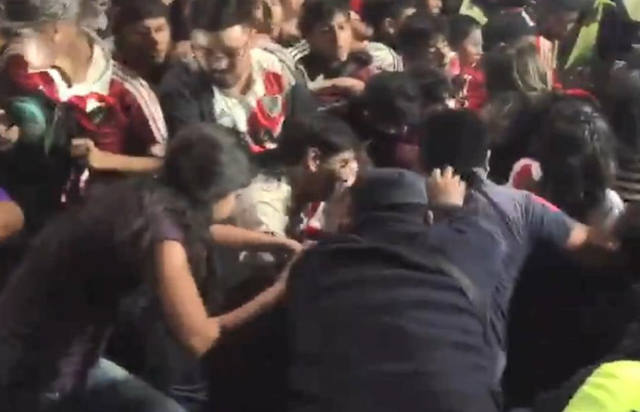 FOTO: Desbordes y varios heridos en la llegada de River a Salta