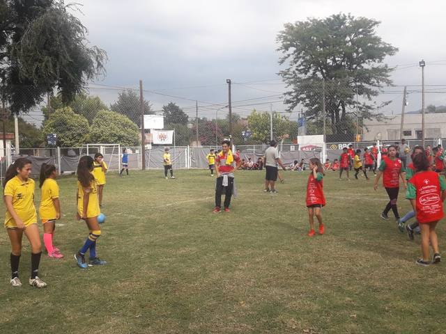 FOTO: Jugadores de River sorprendieron a chicos en Villa Allende