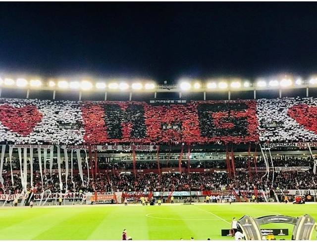 El espectacular mosaico de los hinchas en honor al 