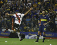 Scocco celebra el gol que selló la suerte en