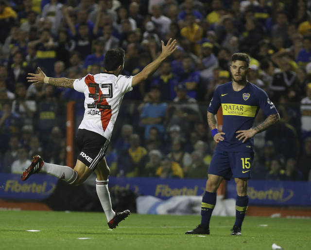 Scocco celebra el gol que selló la suerte en