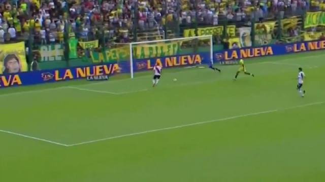 FOTO: Video: Mora erró el gol más insólito de la fecha
