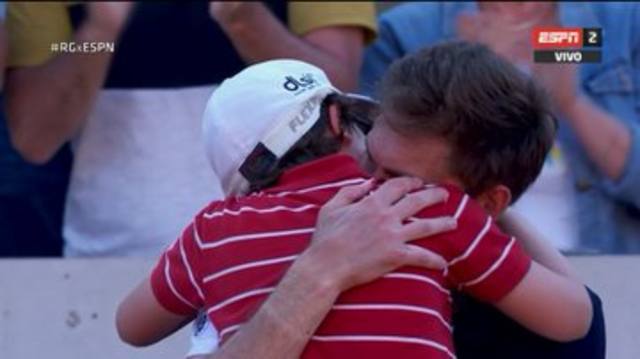 FOTO: Emotivo abrazo de Mahut con su hijo tras caer ante Mayer