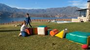 Las actividades para los niños frente al lago Potrerillos