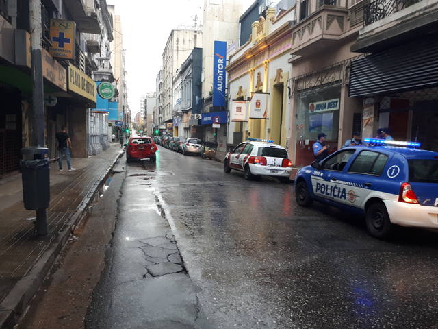 Robaron, chocaron y los detuvieron en el centro de Córdoba