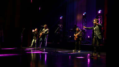 Los Nocheros cantaron una vibrante versión del himno.
