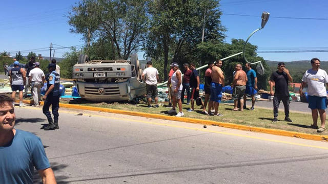 FOTO: Volcó un camión y aplastó la cabina del chofer: un muerto