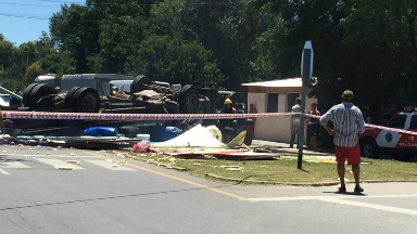 AUDIO: Volcó un camión y aplastó la cabina del chofer: un muerto