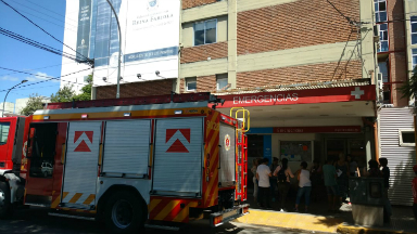AUDIO: Se incendió el primer piso de la clínica Reina Fabiola