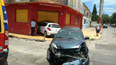 AUDIO: Incrustó el auto en una carnicería tras violento accidente