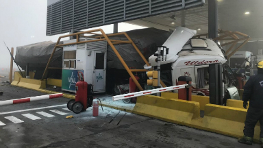 Un camión chocó un peaje e impactó a un auto con 6 ocupantes
