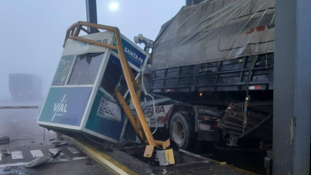 Un camión chocó un peaje e impactó a un auto con 6 ocupantes