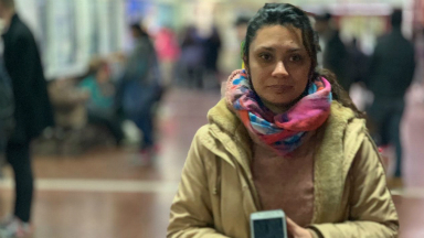 Iba a su despedida de soltera y dos motochorros la apalearon