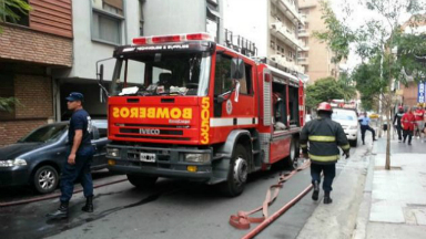 AUDIO: Incendio afectó a tres vehículos en un barrio de Córdoba