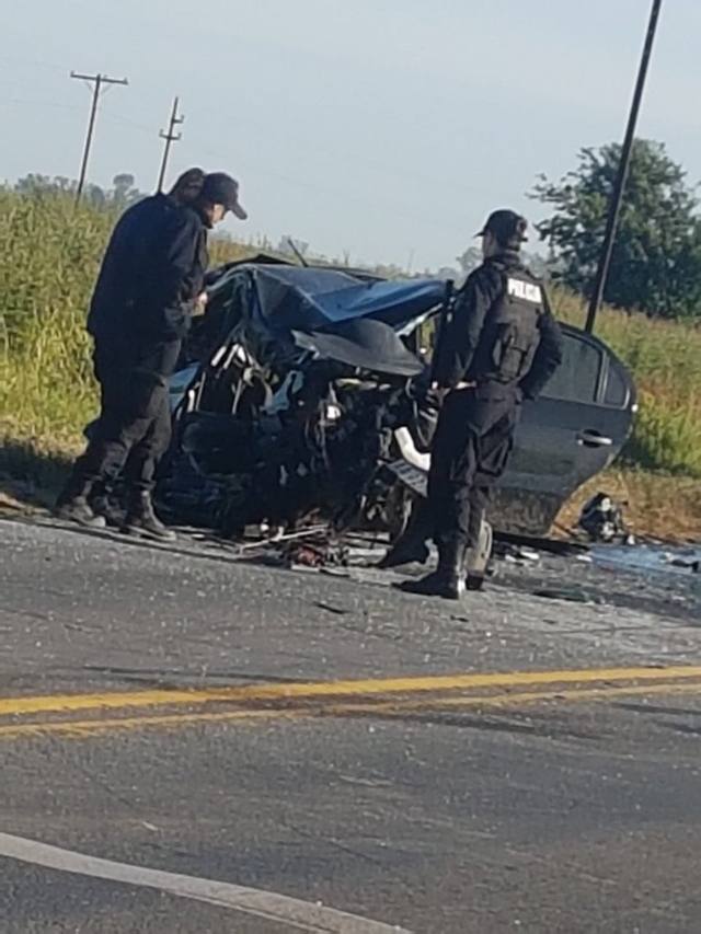FOTO: Chocó su auto contra un ómnibus y se salvó de milagro