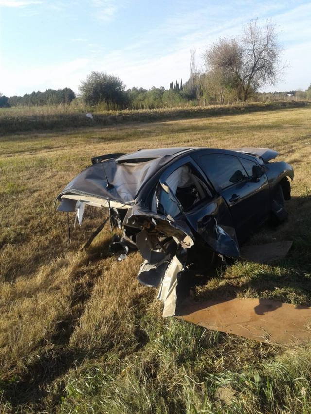 FOTO: Chocó, el auto se partió en dos y salió caminando