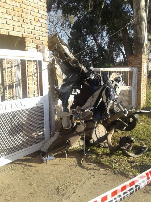 FOTO: Chocó, el auto se partió en dos y salió caminando