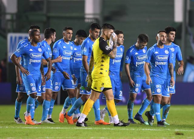 FOTO: Los jugadores de Belgrano se lamentan tras la derrota.