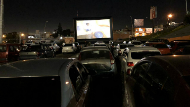 Cerca de 100 autos coparon el estacionamiento del Shopping
