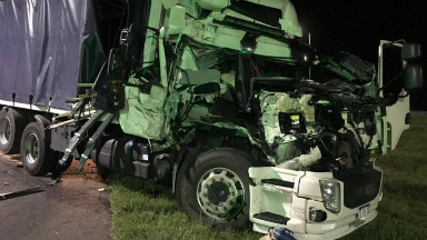 AUDIO: Impactante choque entre camiones no dejó heridos de milagro
