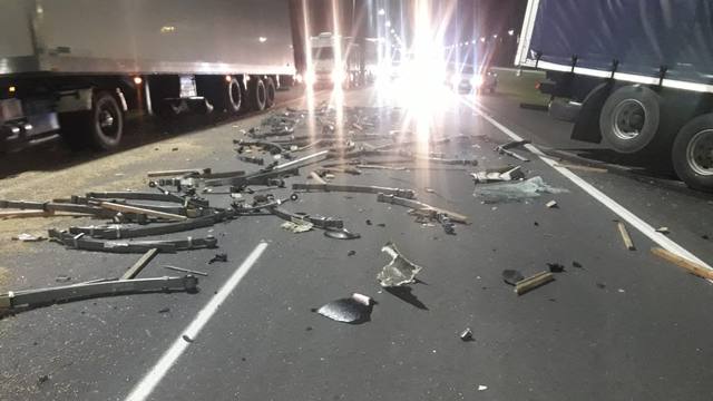 FOTO: Impactante choque entre camiones no dejó heridos de milagro