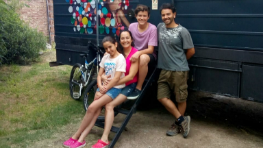 Una familia dejó todo y emprenderá el viaje de su vida