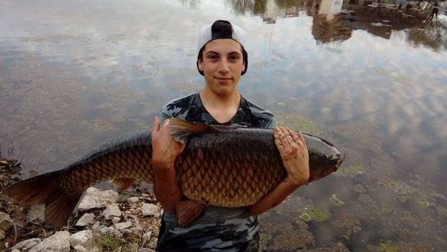 La enorme carpa que pescó un joven en el lago San Roque