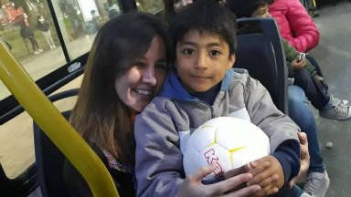 Emocionante festejo sorpresa de cumpleaños en un colectivo