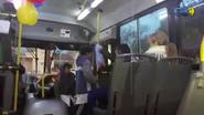Emocionante festejo sorpresa de cumpleaños en un colectivo