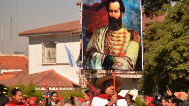 Una multitud en Salta le rinde homenaje a Güemes