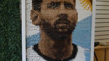Hizo un mural de Messi sólo con broches para el cabello