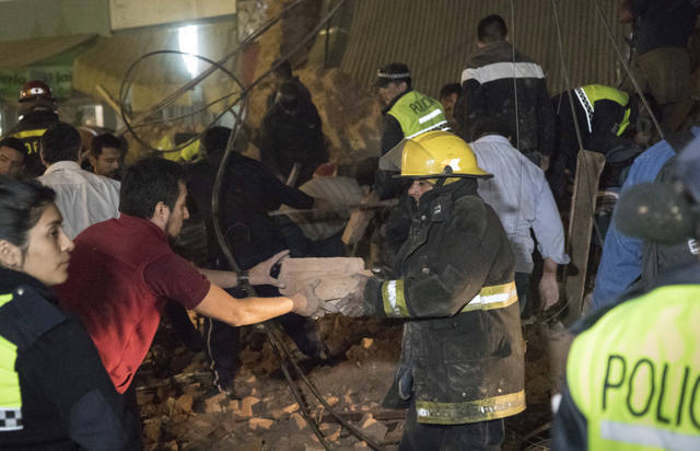 Tres muertos tras el derrumbe de un cine en Tucumán