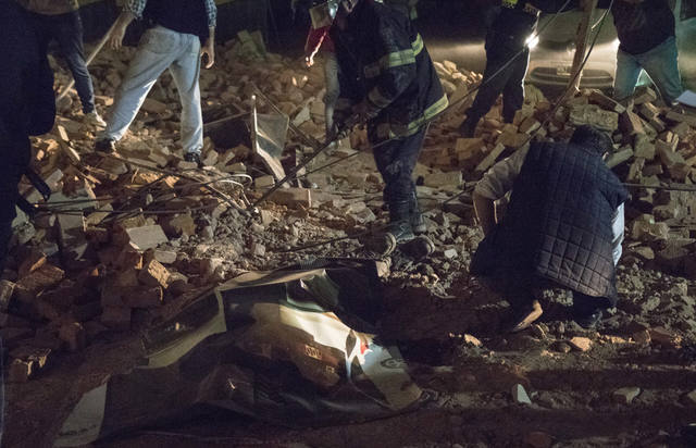 FOTO: Tres muertos tras el derrumbe de un cine en Tucumán