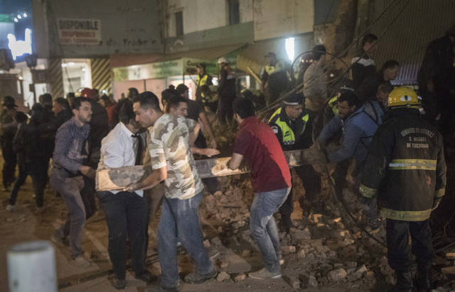 Tres muertos tras el derrumbe de un cine en Tucumán