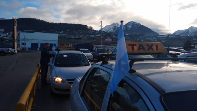 FOTO: Cadena 3 Ushuaia entregó banderas por el 25 de Mayo