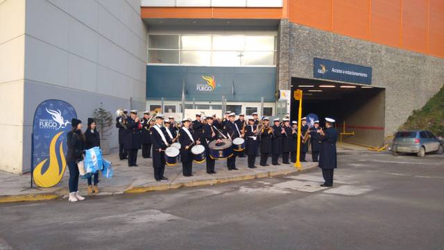 Cadena 3 Ushuaia entregó banderas por el 25 de Mayo